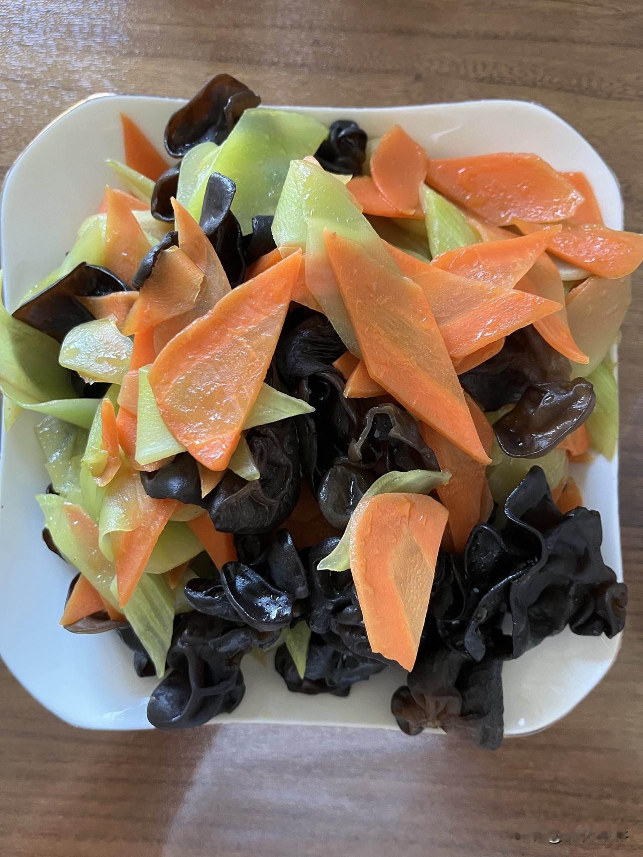 好友们晚上好！秋安吉祥，晚餐愉快！今天的晚餐：莴笋胡萝卜炒木耳红烧排骨红薯