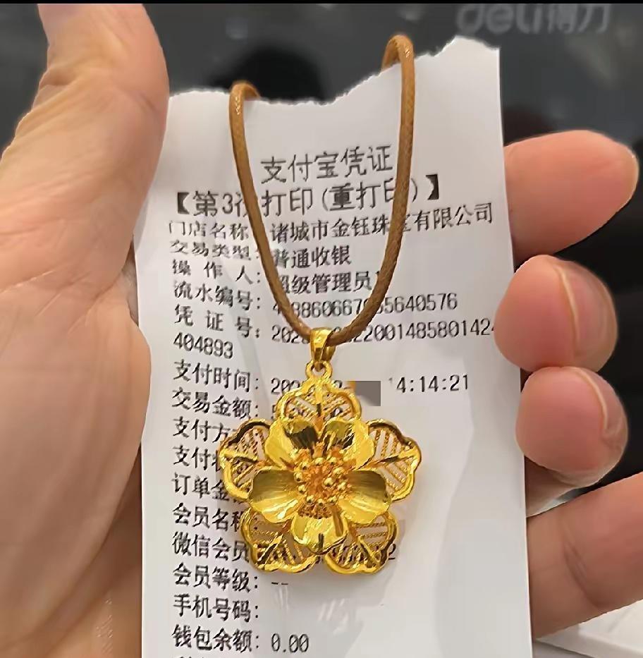 婆婆生日赶上金价暴涨，我硬着头皮买了朵2.2克的小金花，拿在手里轻飘飘的，心里直