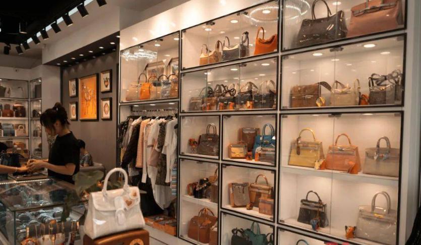 昨晚和一位朋友聊天，他说日本三大产业正面临挑战。第一个，汽车产业。1980年日