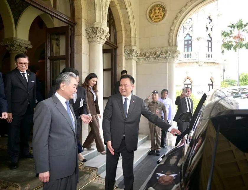 王毅外长刚到曼谷，泰国总理阿努廷就开门见山：请中国继续帮忙调停泰柬边境争端。这不