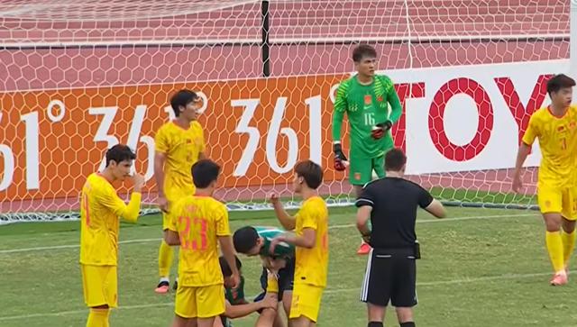 U23国足这场0比0战平伊朗，看完直播我攥着的矿泉水瓶都捏变形了。上半场完全被伊朗压着打，张玉宁全场