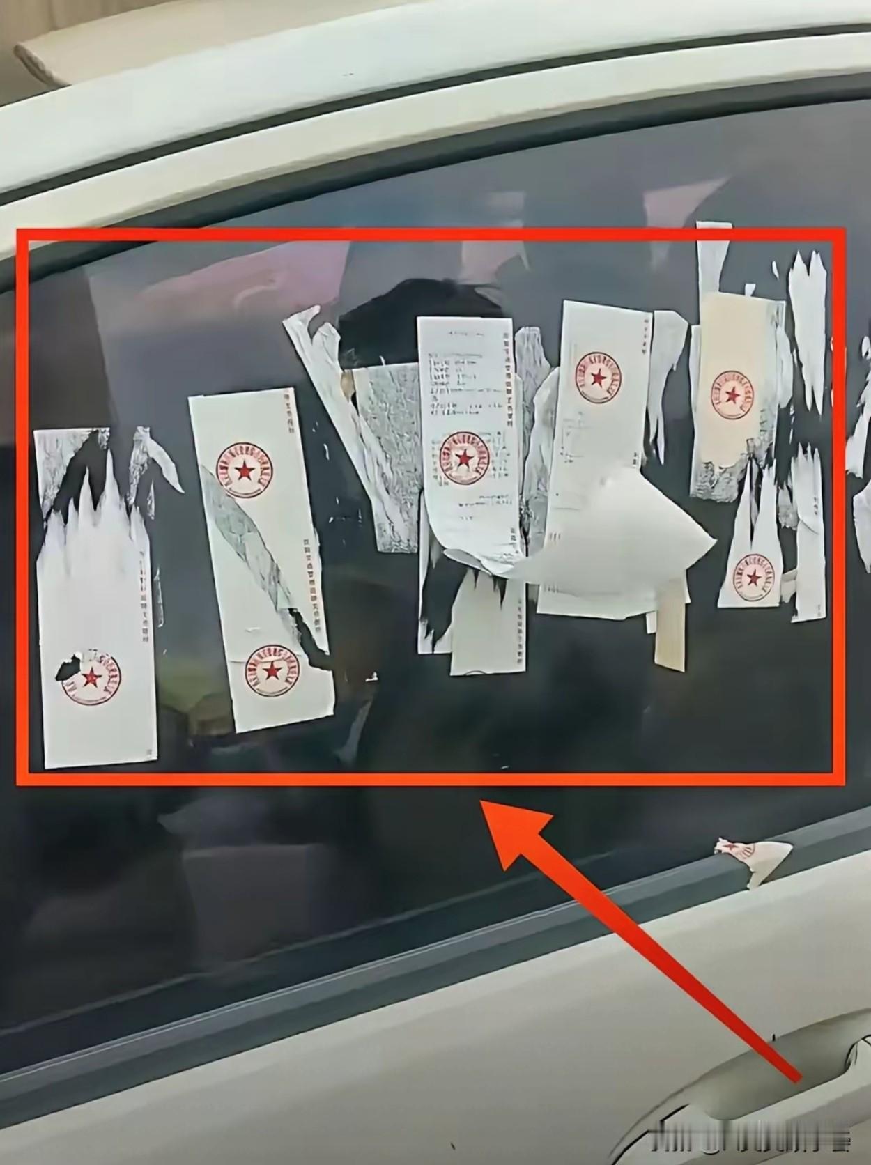 给你说西安人犟你还不信！这不一车主跟交警还杠了起来！一个就是不挪车，一个就天