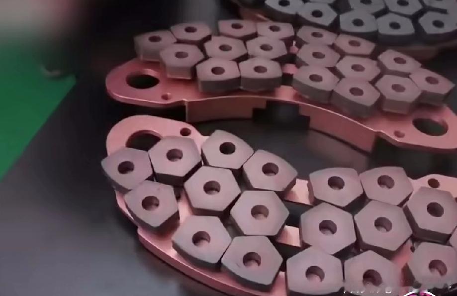 打破了德国卡脖子技术，国产高铁刹车片的逆袭记”！早年德国垄断时，一片刹车片敢卖1