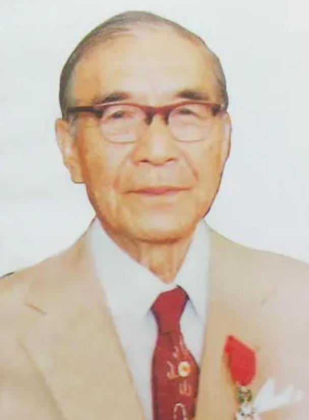 有天，85岁的邝安堃喝迷糊了，把家里23岁的小保姆当成了自己老婆。保姆没有反抗，