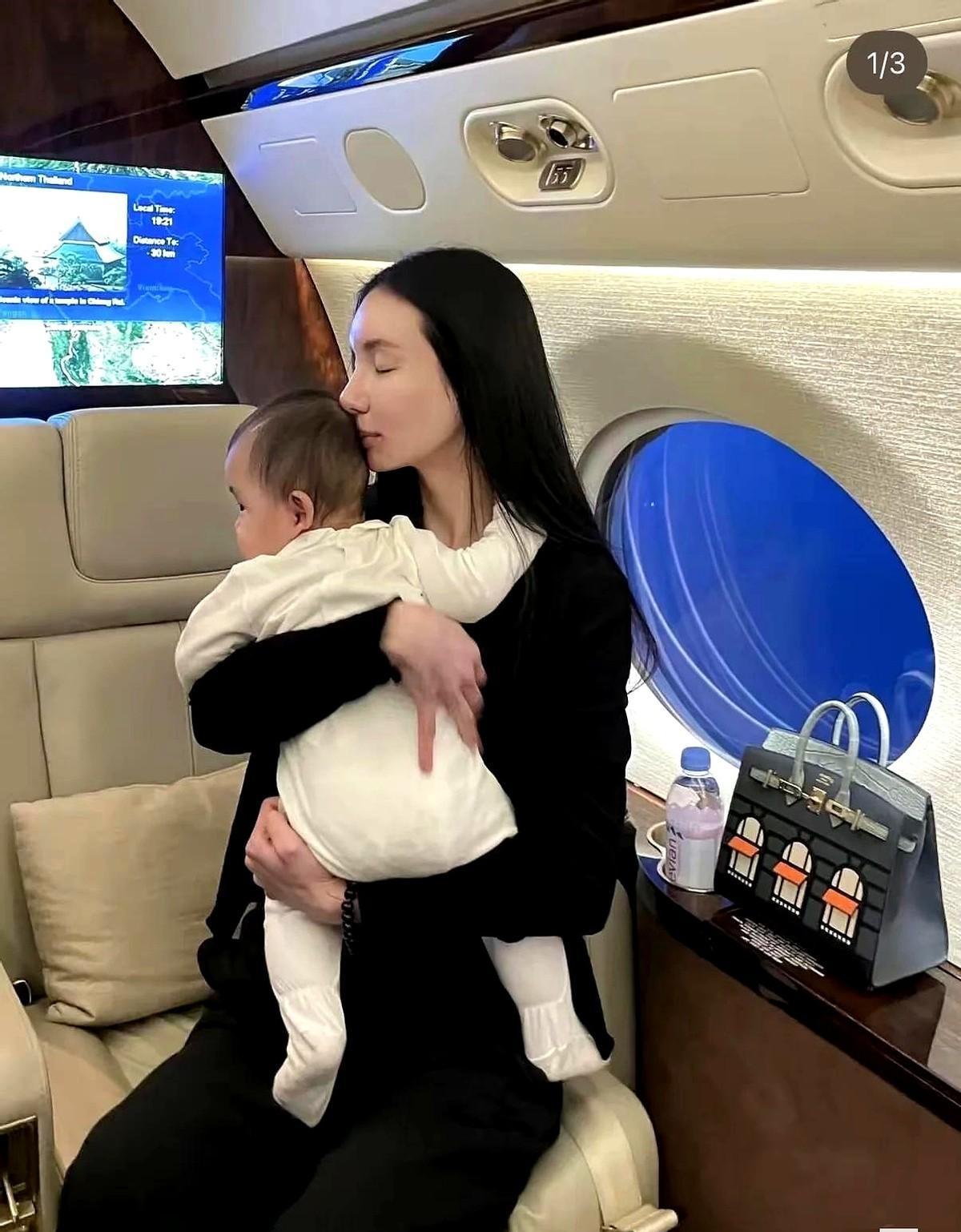 何猷君这位前任是真能折腾，二胎儿子的生日宴直接搬到了私人飞机上，满眼全是奢侈品l