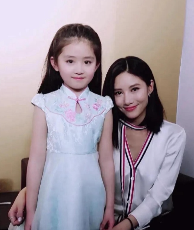 相隔五年，当年因为遇见你的这个小姑娘真是越来越漂亮了！​​​