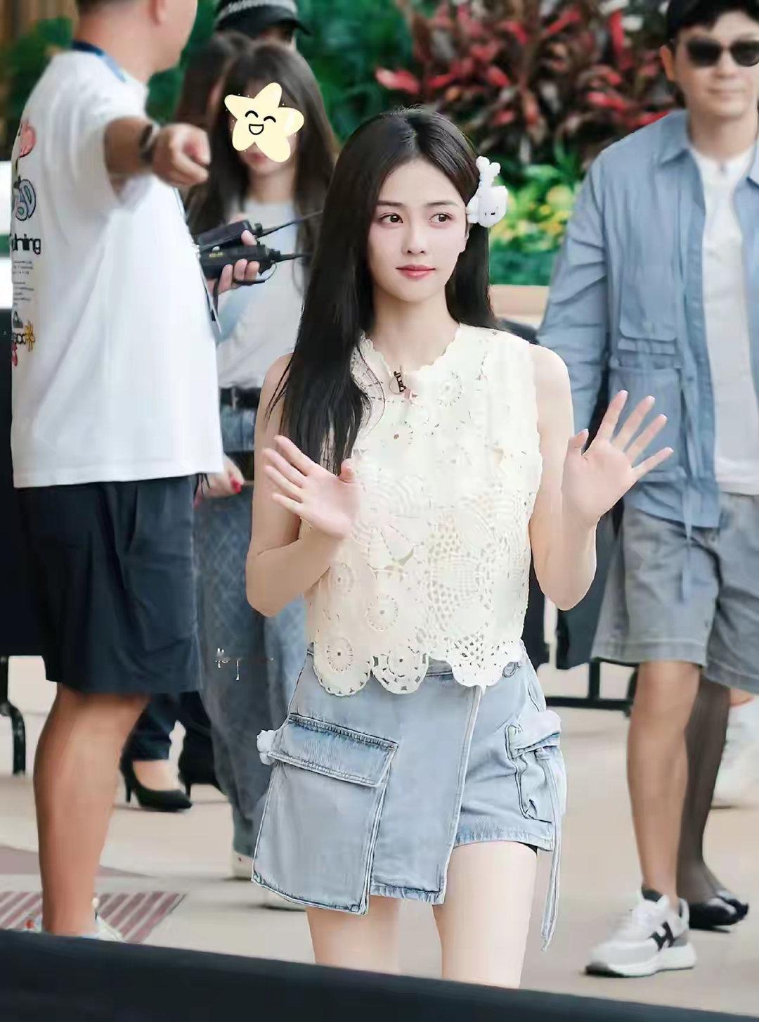 又被白鹿美到了[爱心]以前觉得白鹿适合演古装，但现在发现白鹿这种日常生活照更吸引