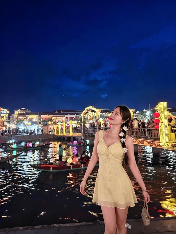 夜景美如画，姑娘笑颜如花。