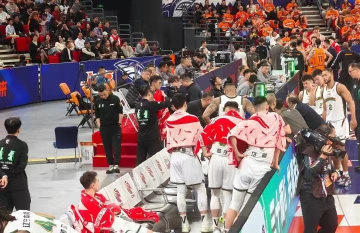 赵继伟的“刺头”性格越来越明显了！乌戈在布置战术其他球员都围绕上去，就他坐着不听