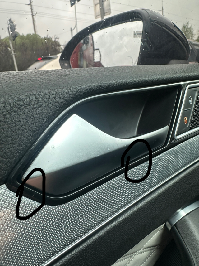 一共4个门断开了三个使用个蛋啊气的不行能不能用心做车，就这质量没必要再卖了呀