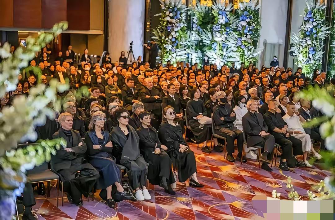 施南生追思会镜头扫过去，我第一眼愣住—李冰冰头发怎么白成这样了？跟林青霞并肩站着