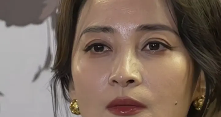 50岁蒋勤勤原相机状态惊艳 无褶皱显年轻