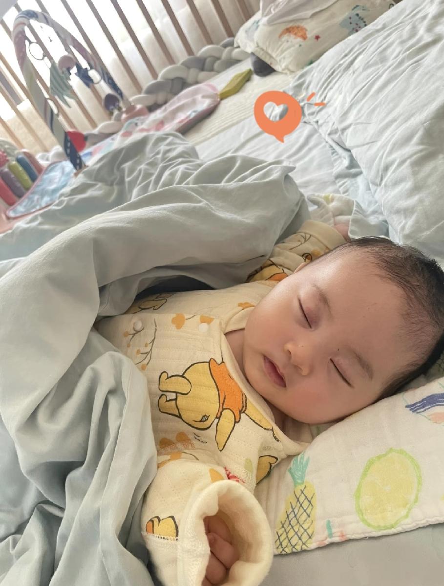 昨天我闺女生了三胎，当护士抱出来说又是个闺女时，我们全家乐得直拍大腿！这配置简直