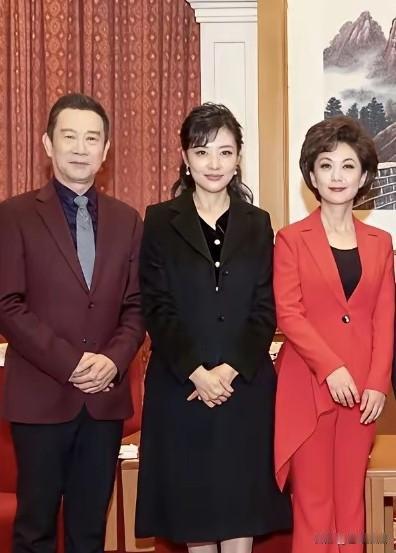 央视三位著名的主持人同框，画面确实养眼。三位“金话筒”大家一定熟悉，气质出众，