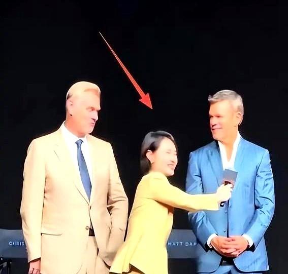 7月30日，北京《奥德赛》首映那一幕，陈璇被推上风口，多少有点冤。现场机位压得