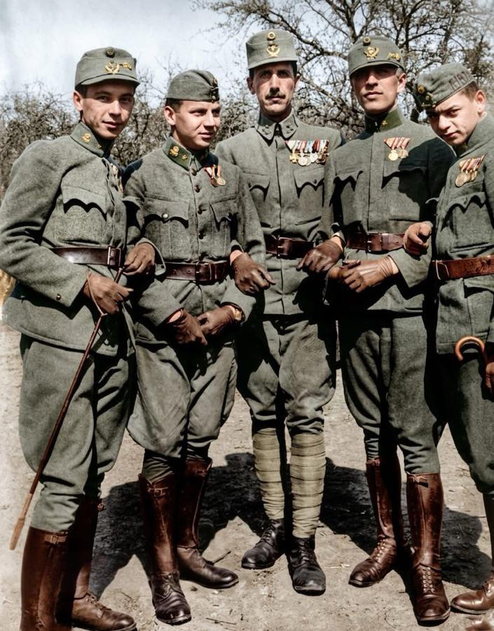 各位历史大神，来看看这是一战时期哪国军队士兵？这绑带打得很专业啊！老照片