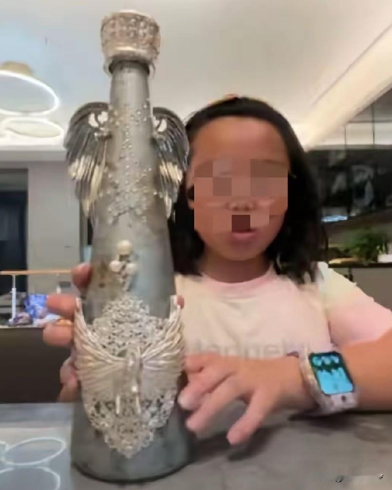 女孩上网炫耀3000元一瓶水，结果还不止这一瓶，身后有好几筐，真的是当水喝的！关