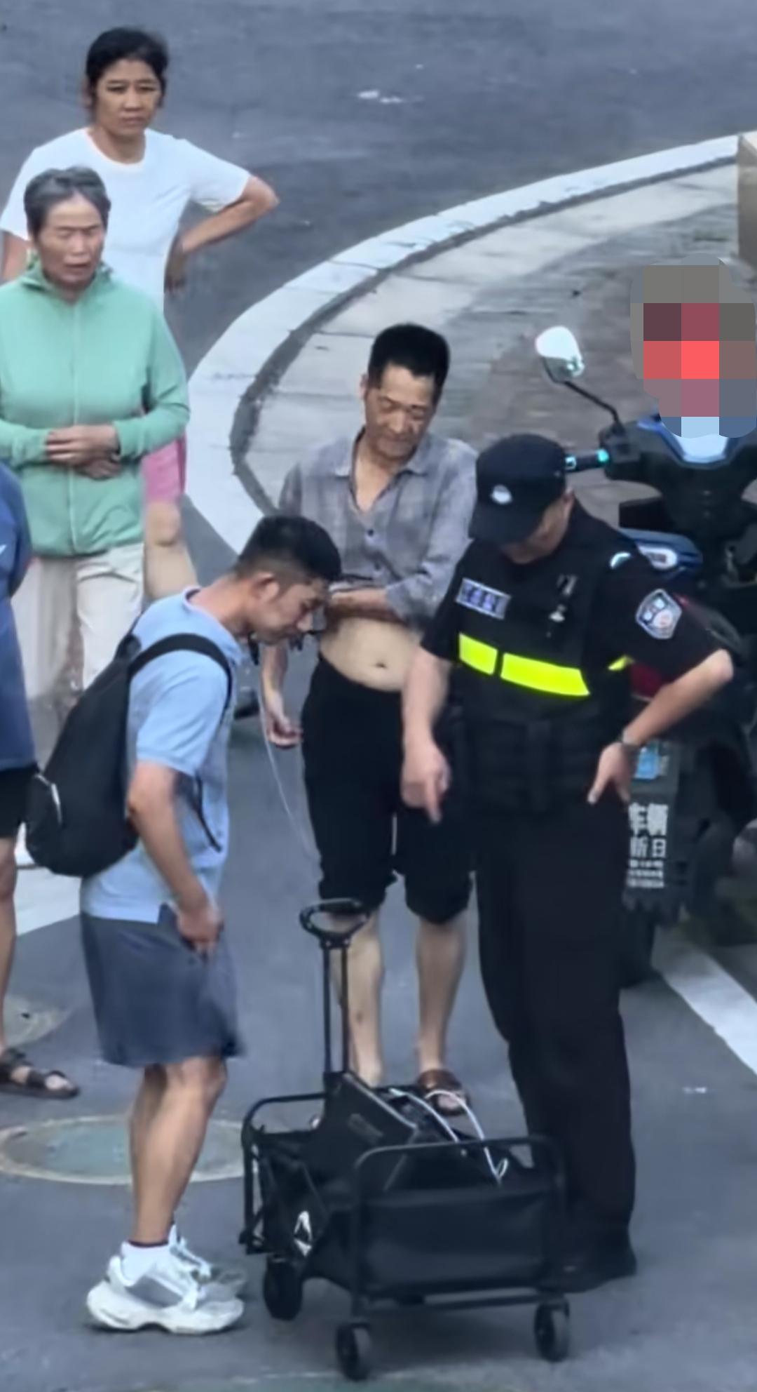 江苏，一小区楼下，男子推着一个大功率的播放工具，在那里大声控诉某位无良的宠物狗主