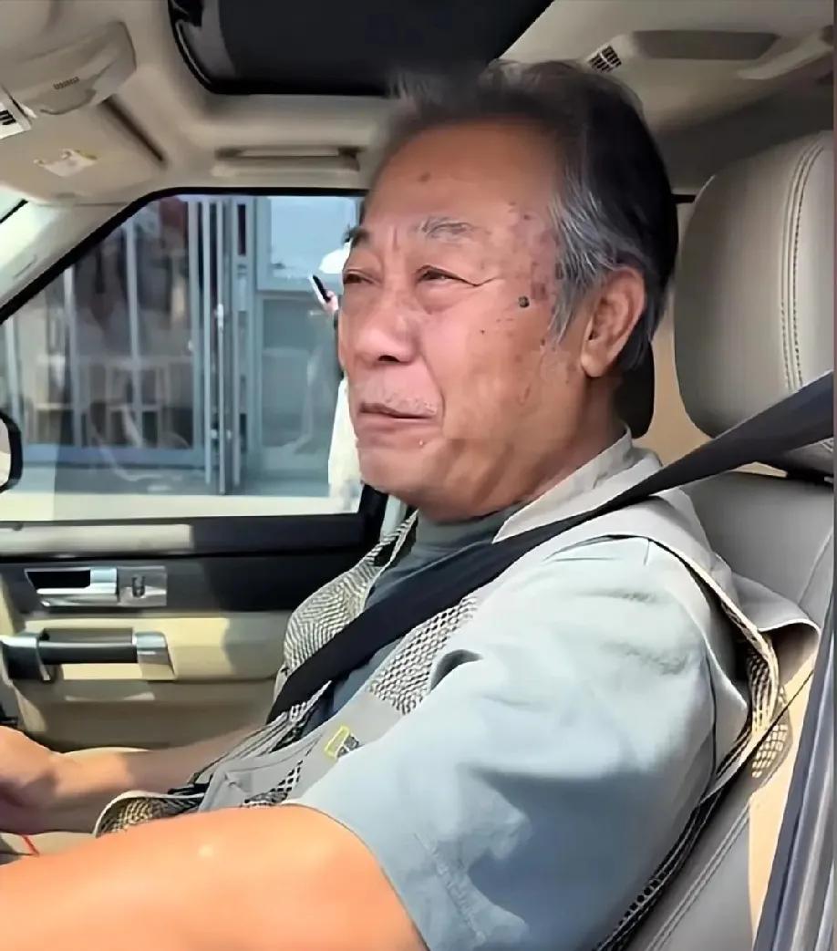 爷青回！77岁“吴站长”开百万豪车现身！戎装气场炸裂救命！《潜伏》里的吴站