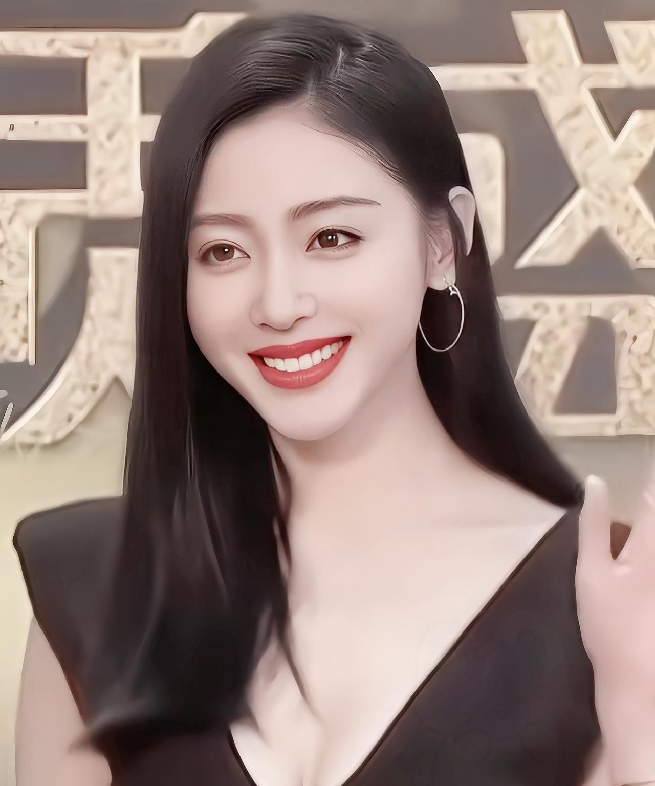 张天爱是当之无愧的气质女神！她那精致的五官，搭配上高挑曼妙的身材，仿佛是上天精心