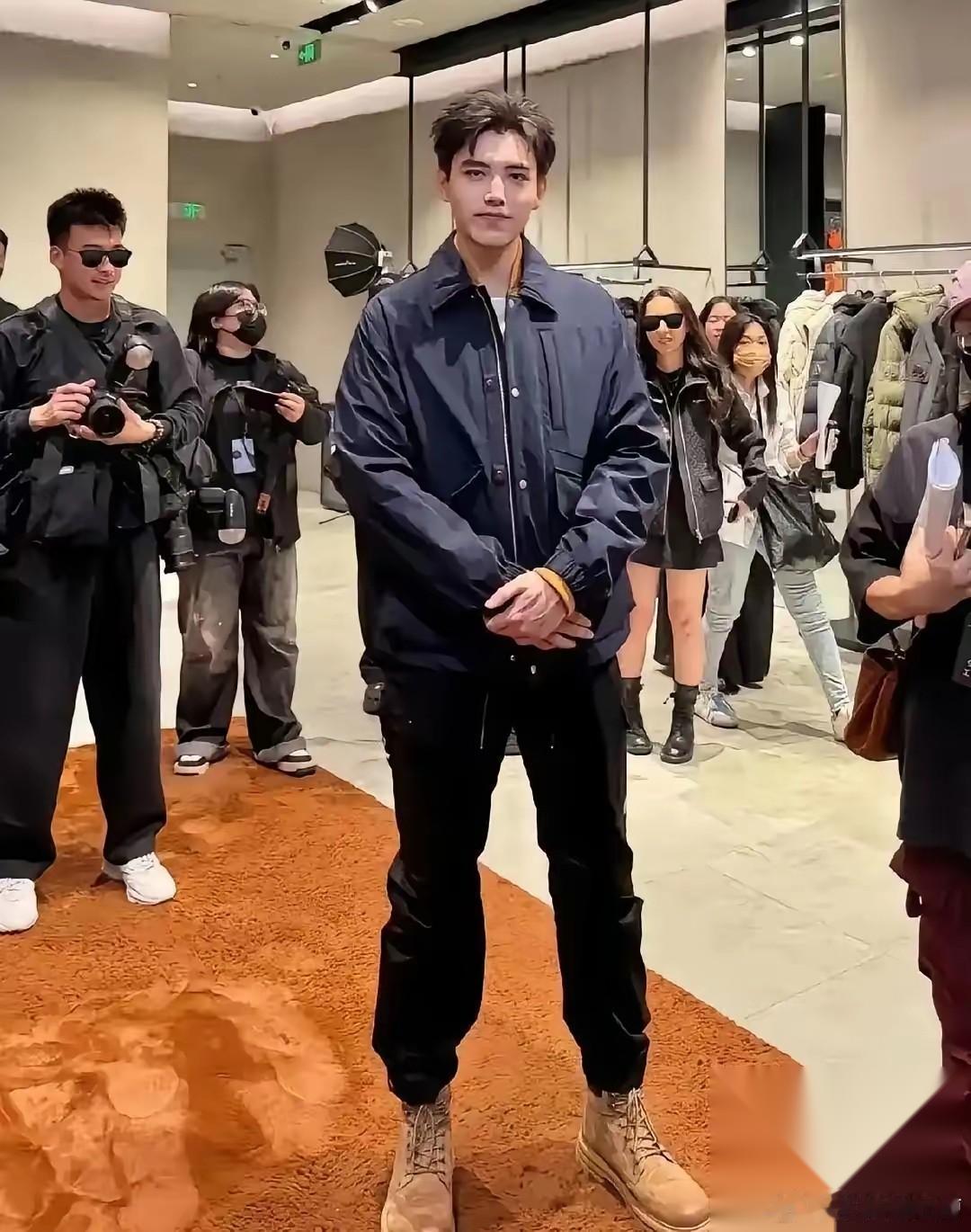 陈飞宇这样的身材，在一众男演员之中很能打。就拿吴磊来说，吴磊的身材一直很能吸引