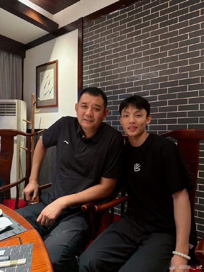 广东宏远男篮徐杰最新消息；8月3日，广东宏远男篮后场核心徐杰更新社媒。现身3✖