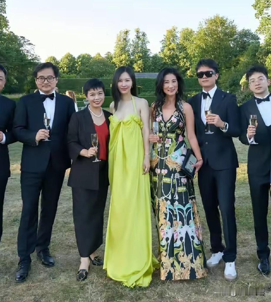 这张合影拍摄于2024年7月，是田朴珺承礼学院组织企业家学员，在英国布伦海姆宫（
