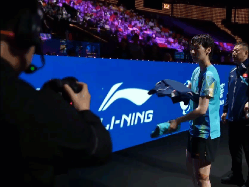 王曼昱赛后给观众丢毛巾，令人费解。日本削球手桥本帆乃香是真难打。以往的赛后采