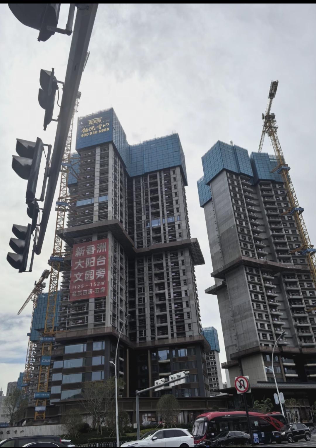 中国大陆的大部分超高层建筑使用的都是这种脚手架！竹子脚手架早已经被禁止，最关