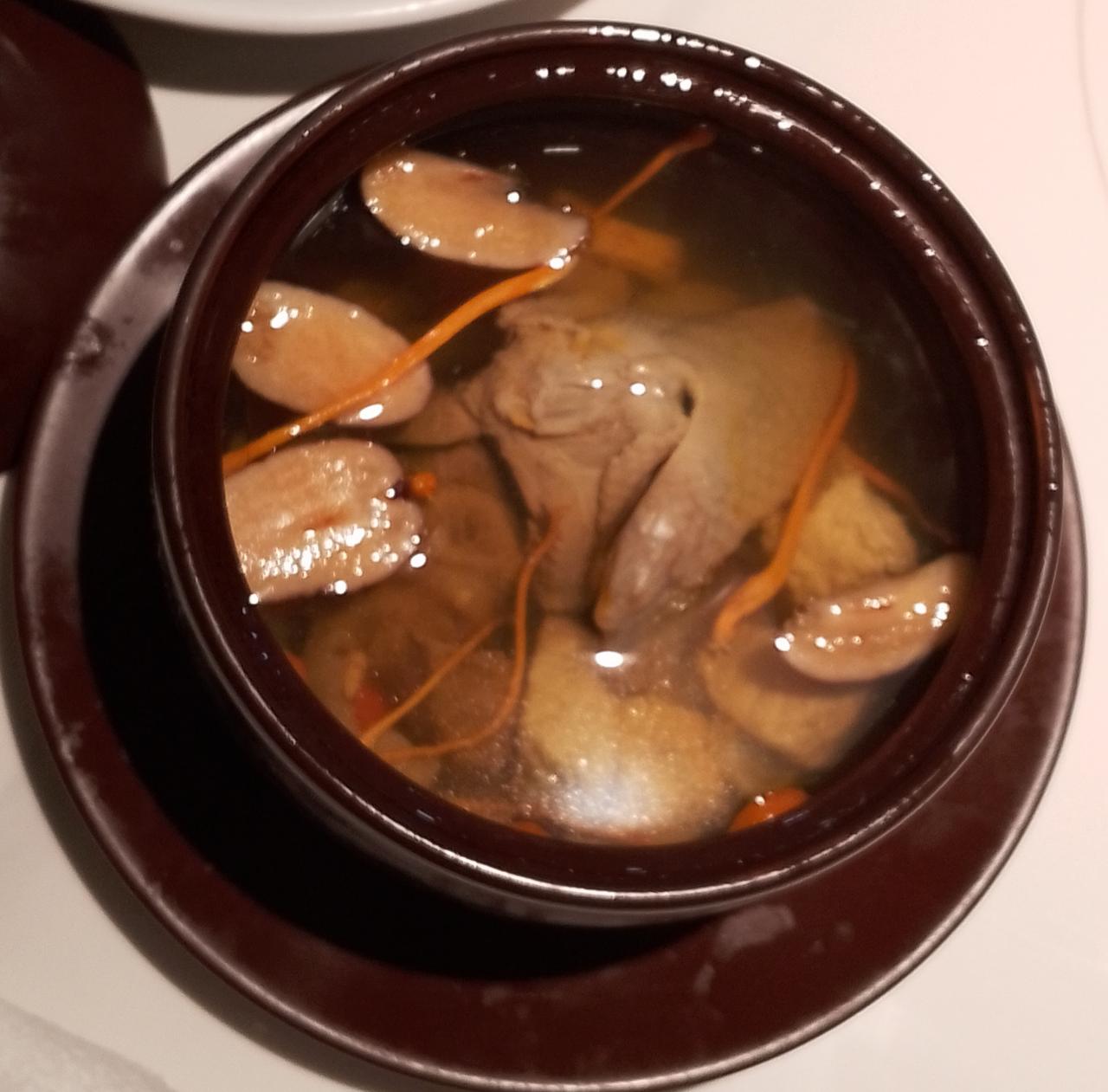 说一说广州人炖鸡汤，炖瘦肉汤，长时间炖汤里面的肉为什么不吃？因为鸡肉，瘦肉经过长