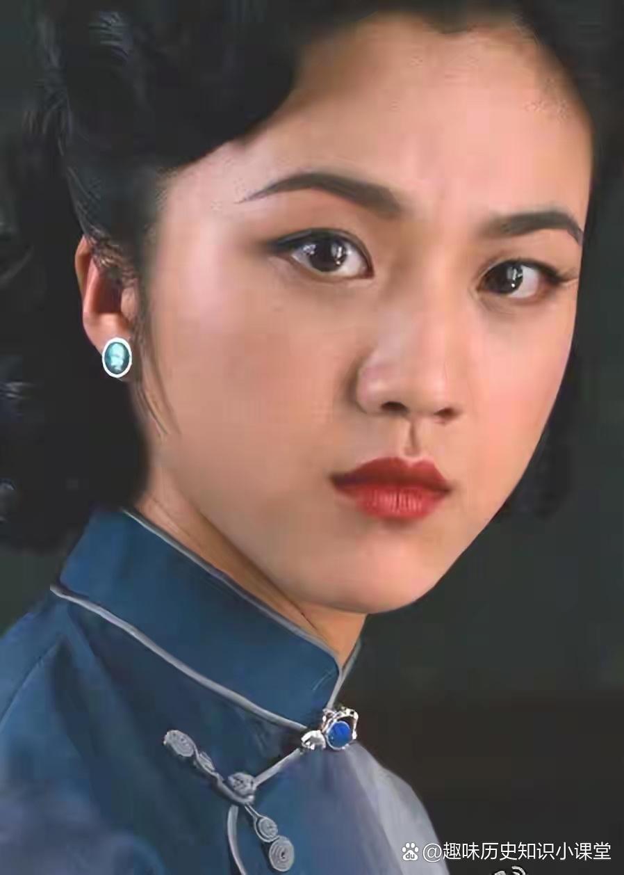 汤唯被封杀后，带着130万去英国。她不知道这钱能用多久。每周陪人打15小时羽