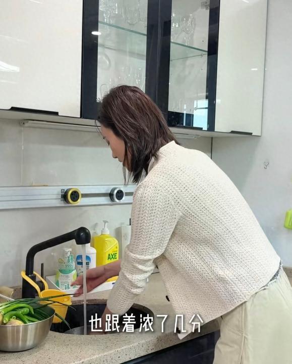 我终于看懂了，海哈金喜真正的“靠山”，根本不是李亚鹏。她的王牌，藏在杭州那栋联