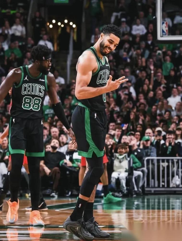 别再吹凯尔特人纸面强了，那都是假的。我告诉你个恐怖的事实，22年总决赛，他们是怎