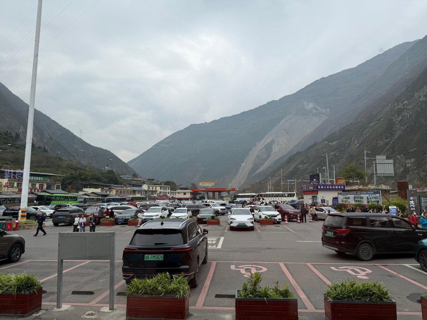 周四上午一大早从成都出城方向的每一个服务区，车挤都挤不进去，人满为患，比春运还夸