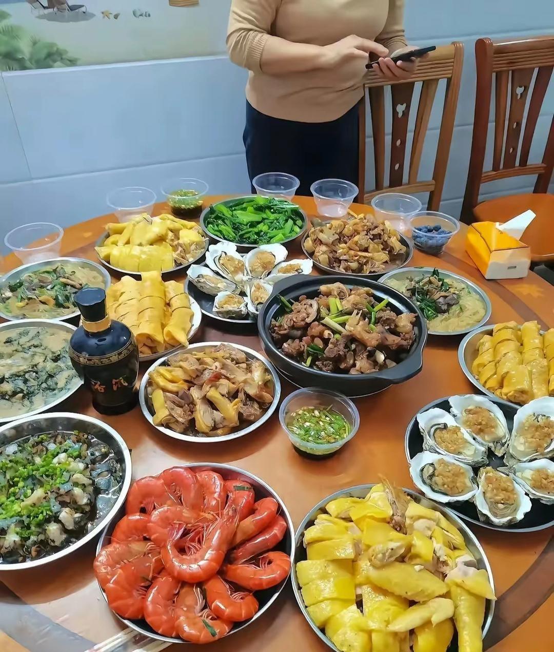 假如三家人同时请你去他家吃饭，你会去哪家