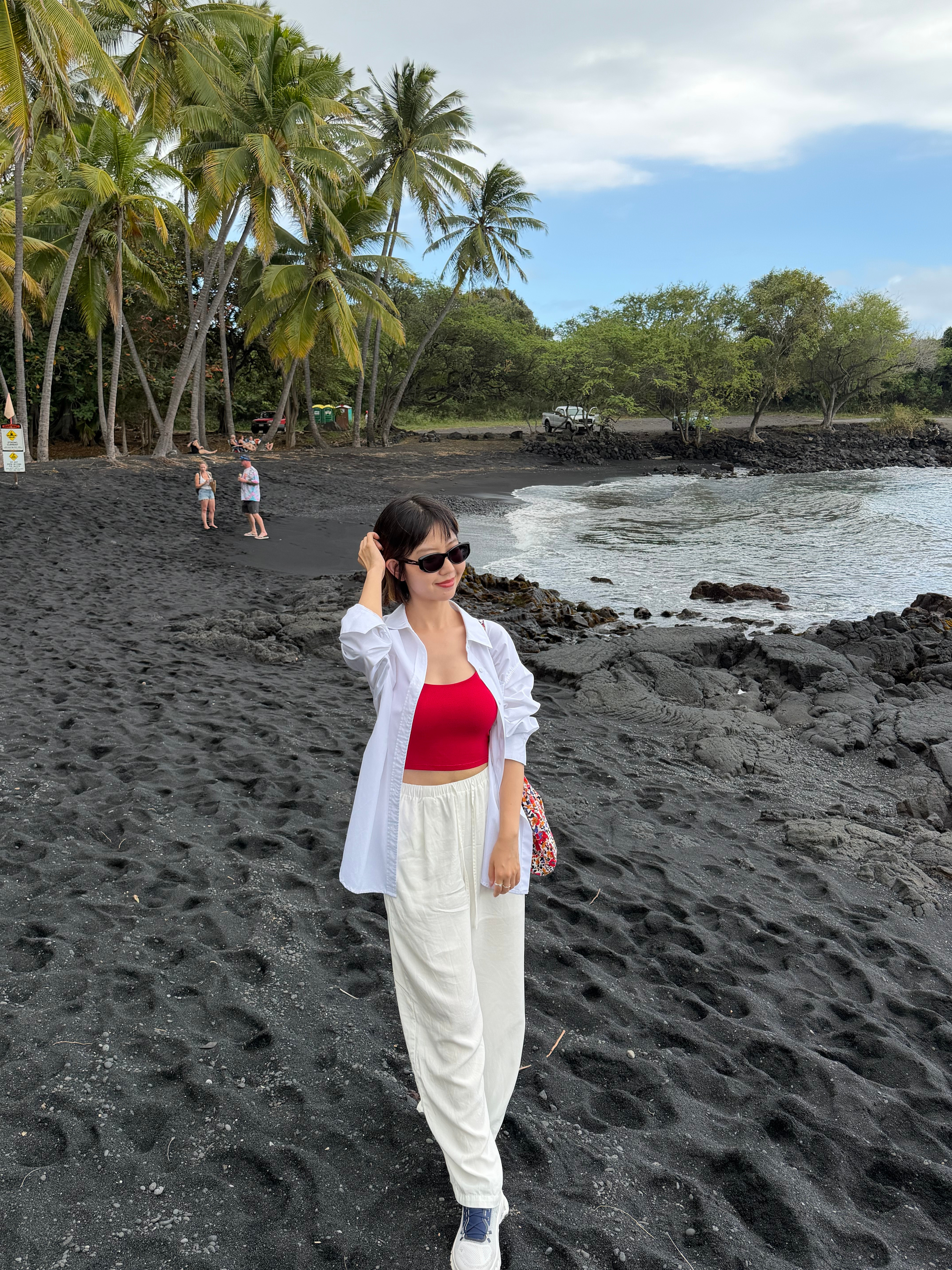 今天准备去火山公园看看，顺路去了趟大岛黑沙滩据说是火山的熔岩流入冰冷的太平洋后迅
