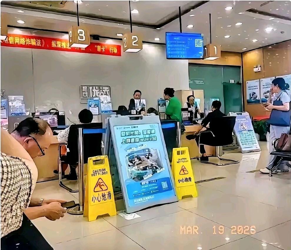 清明节回家扫墓，老爸的手机竟然多了一张卡！询问老爸说是中国移动来村里搞活动免费送