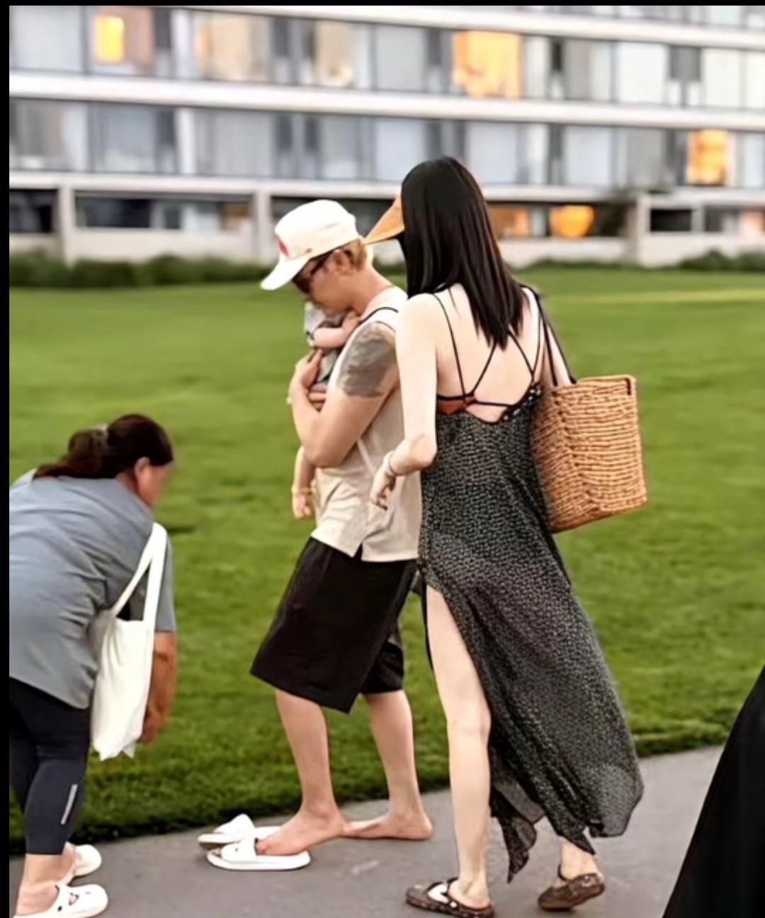 何穗陈伟霆同出门带娃，何穗这裙子我是真受不了，下楼小区遛弯儿也要穿成时...