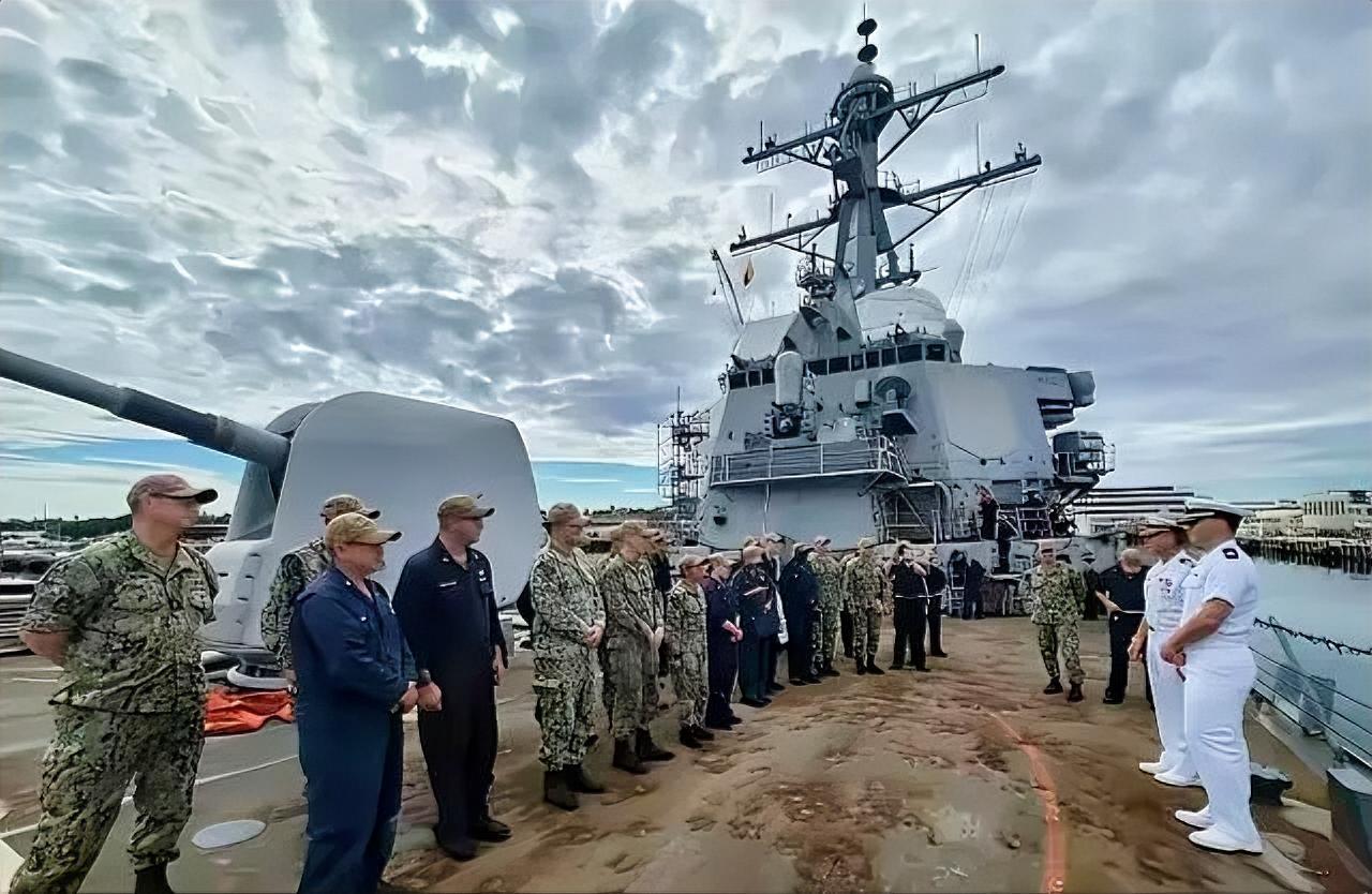 这是美国海军的霍珀号导弹驱逐舰，甲板保养成这个样子也是让人“大跌眼镜”。这艘舰属