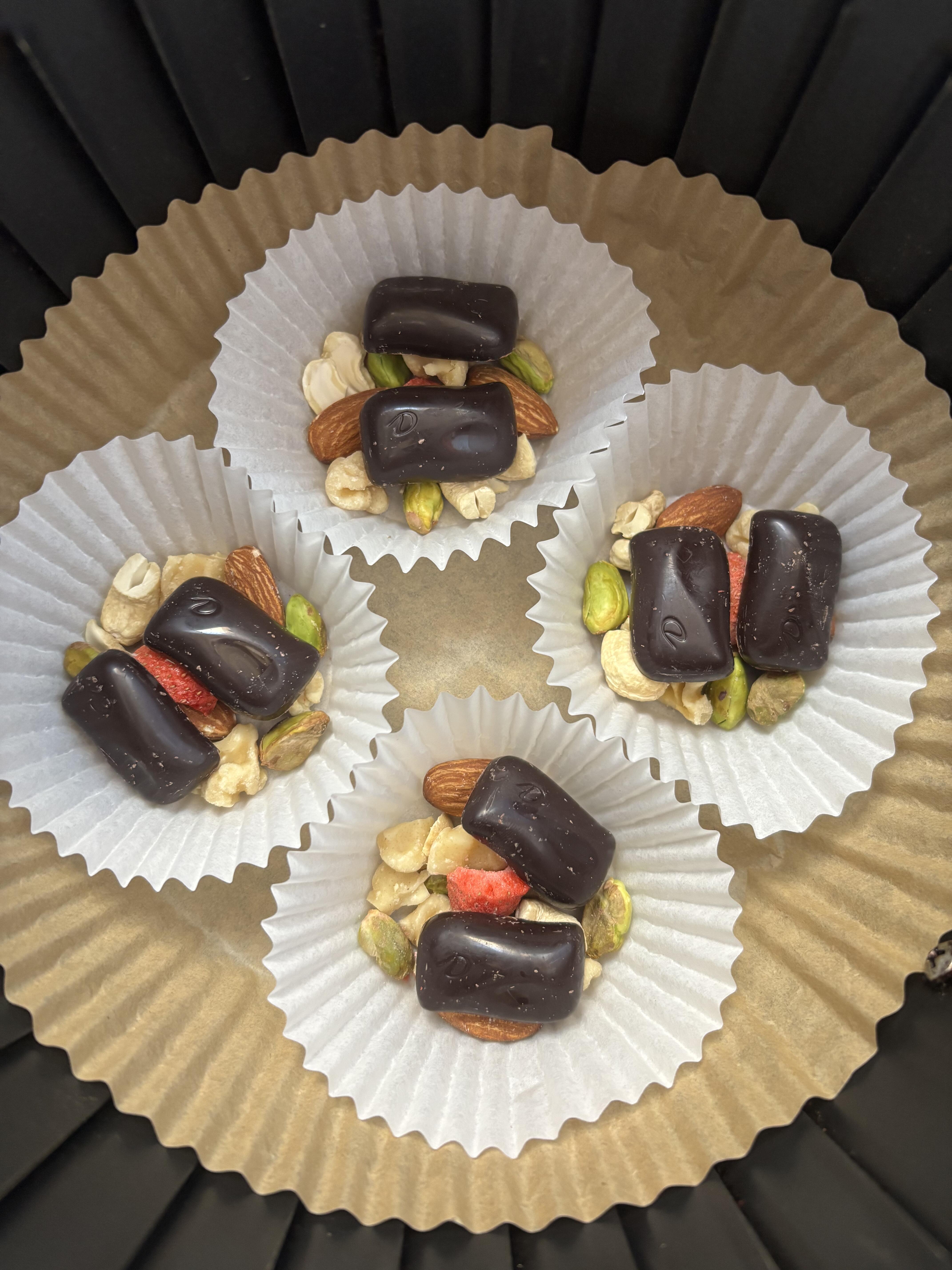 上次刷到那个教程要先把巧克力加热化了，再淋在坚果上，再冷冻。结果刚刚刷到这个邪修