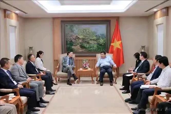 用“道高一尺魔高一丈”来形容这两个人的坐姿，再也合适不过了！“你敢趟着，我就敢