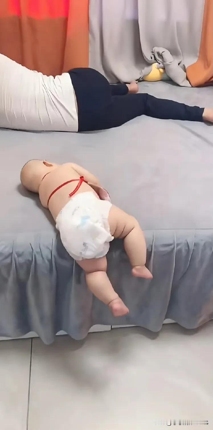 这孩子也太不容易了！眼睁睁看着大床就在跟前，小短腿却怎么也爬不上去，卡在半途中直