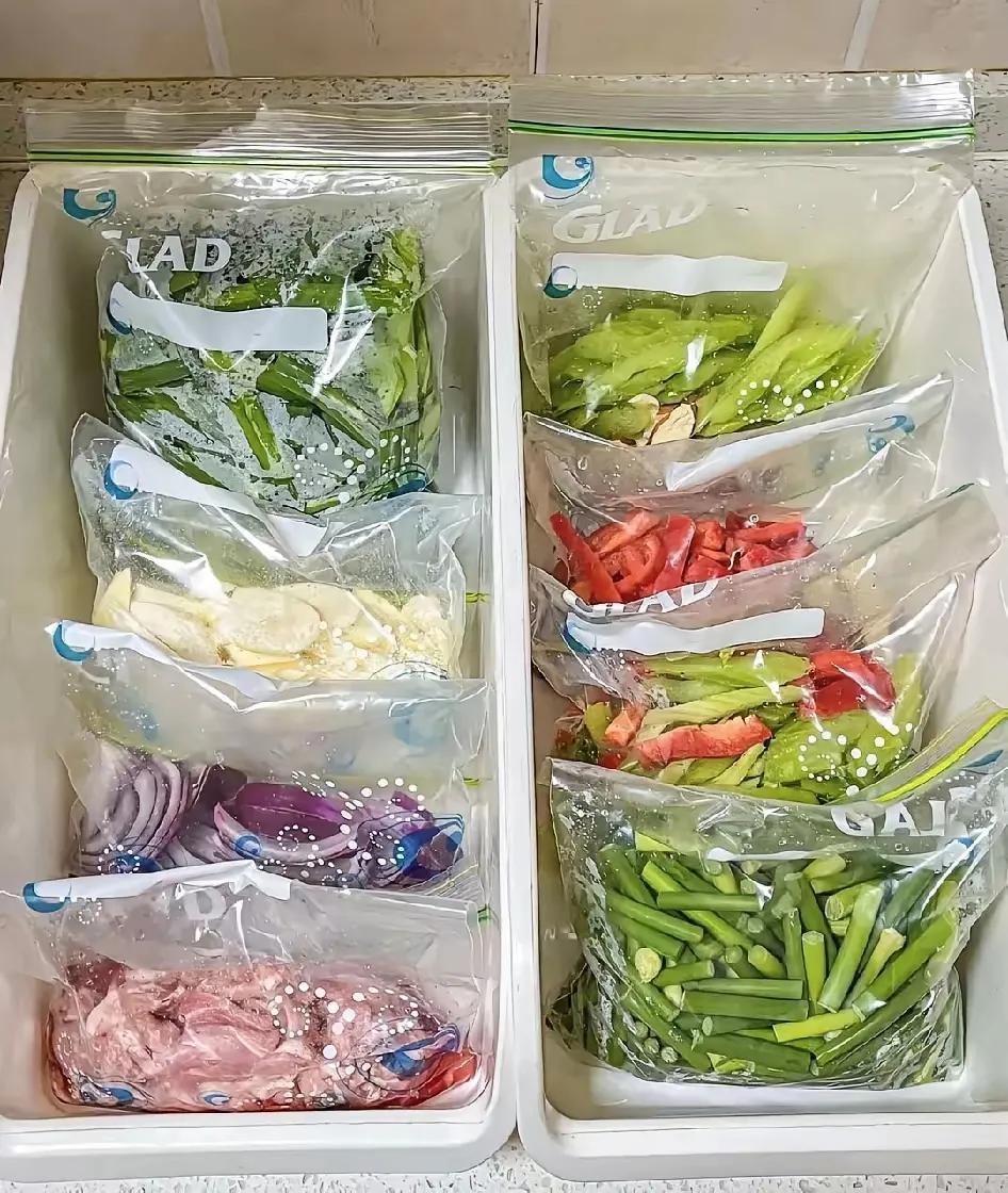 今天去儿子家吃午饭，一打开冰箱我直接看呆了！本以为上班族小两口的冰箱，不