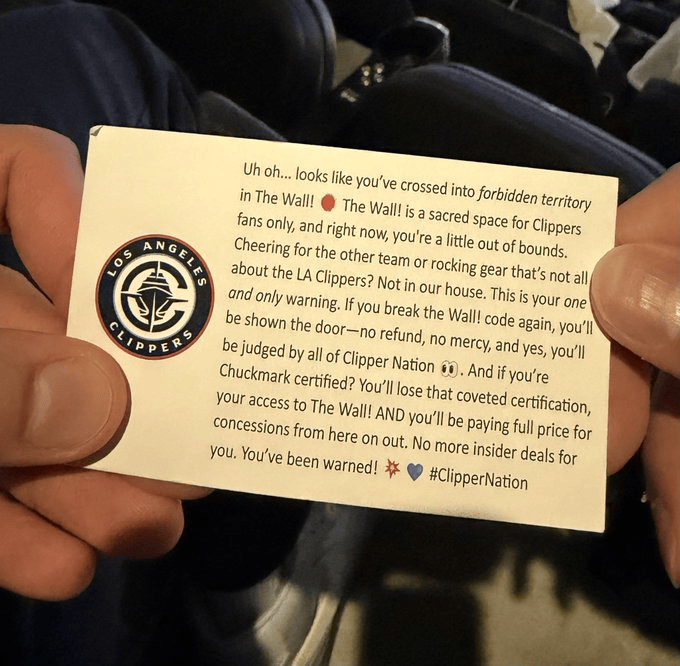 美媒: 昨日湖人球迷穿詹姆斯球衣在球迷专区, 5分钟内被警告