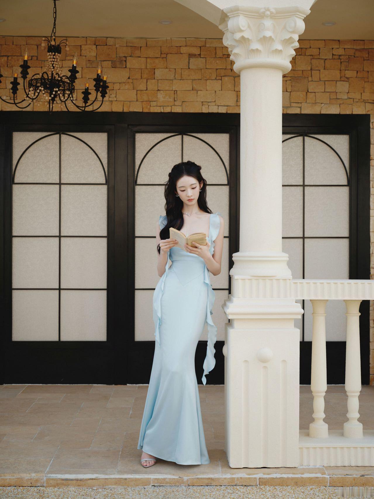 不知道张艺凡的身材很曼妙再次感叹的身材太绝了！蓝色长裙与她适配度满分，纤细腰