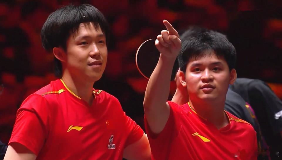 2025年11月十五运乒乓球颁奖礼后，王楚钦与林诗栋手拿吉祥物“大湾鸡”愉快交谈