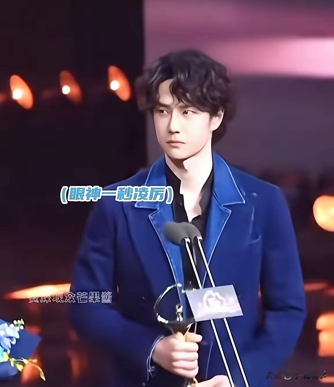 微博之夜王一博这波操作，河南爷们的体面和硬气全藏不住了！同台领纪录片奖时，女主