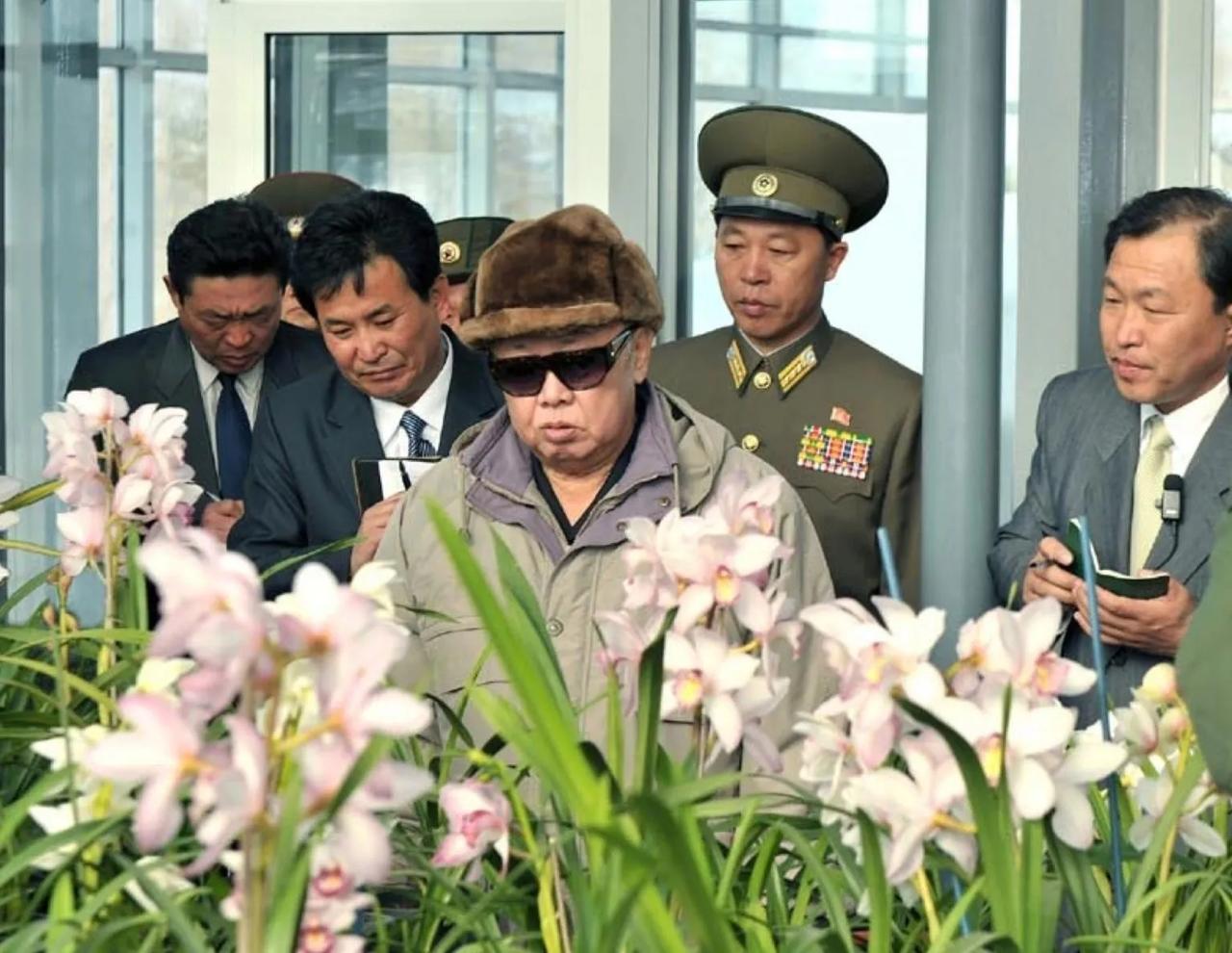 朝鲜文章：把第一口温暖让给孩子们1983年12月的一天，皑皑白雪覆盖着平壤市