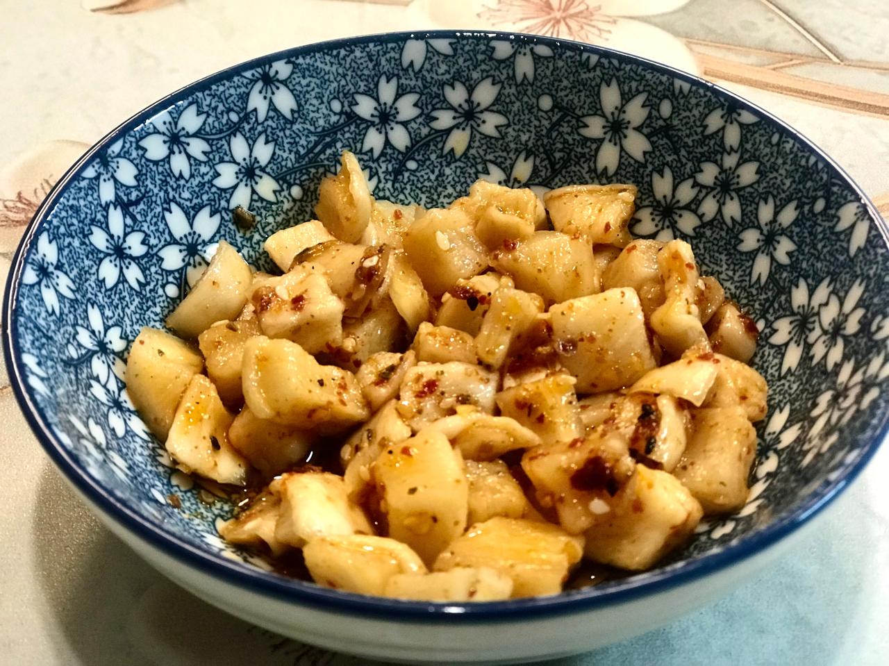 看看，这是我自己做的凉拌白萝卜干。前几天兴之所至，决定自己做白萝卜干。 在我