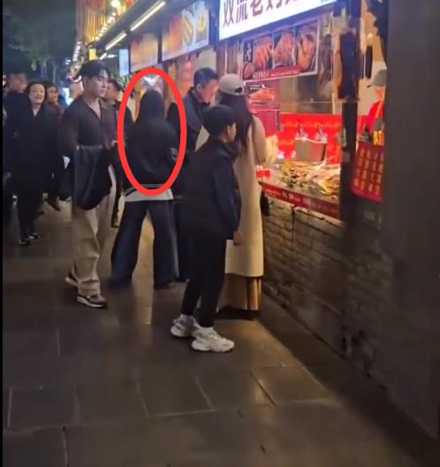 很多人质疑张兰对小玥儿姐弟的感情，毕竟孩子回到爸爸身边后也没见奶奶常去看望！